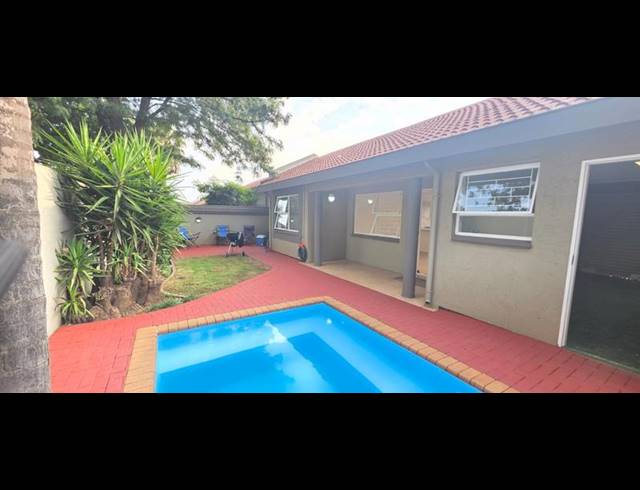 2 BEDROOM TOWNHOUSE FOR SALE IN VANDERBIJLPARK SE 3